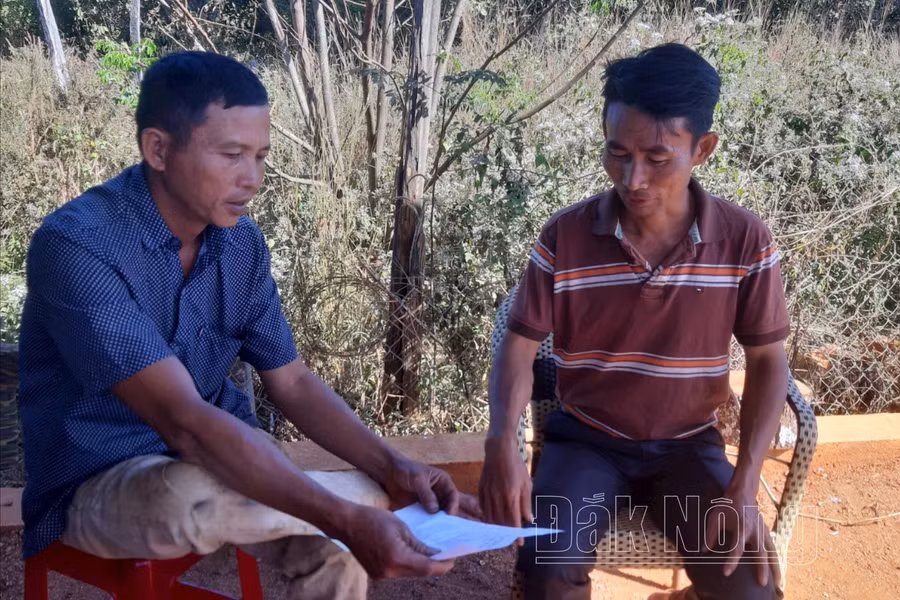 Ông Lưu Văn Xướng (bên trái), thôn Đắk R'tăng, xã Quảng Tân, mong muốn cơ quan chức năng vào cuộc điều tra nguyên nhân vụ phá sản