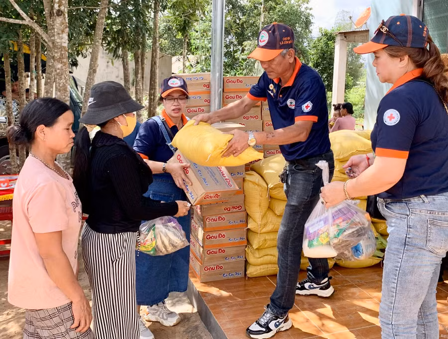 Câu lạc bộ thiện nguyện Ngôi nhà yêu thương phối hợp với Hội Tình thương Pleiku, Câu lạc bộ Cơm từ thiện Pleiku trao 50 suất quà cho các hộ nghèo ở xã Hà Tây, huyện Chư Păh. Ảnh: N.N