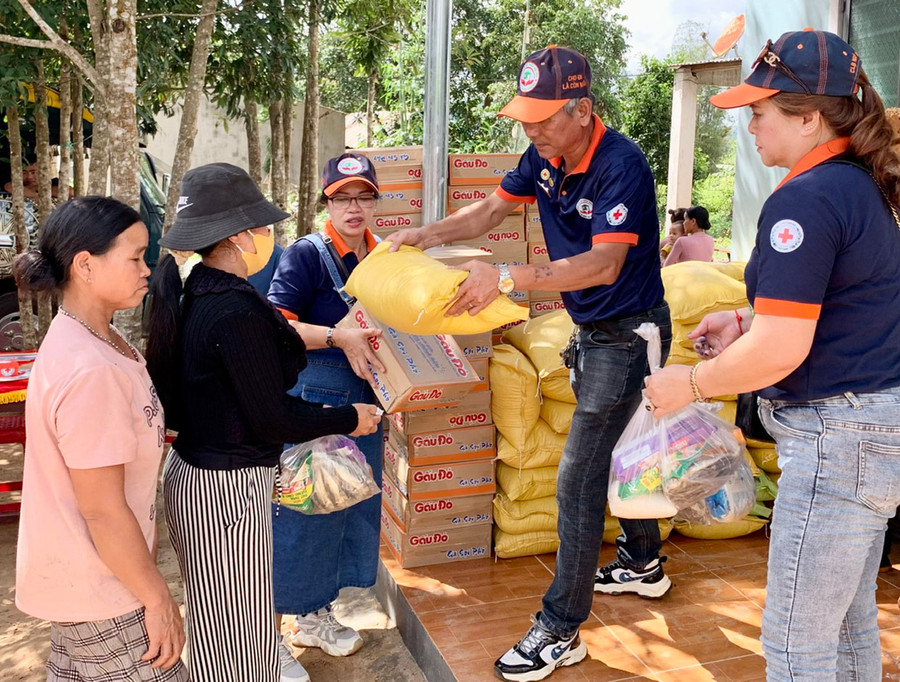 Câu lạc bộ thiện nguyện Ngôi nhà yêu thương phối hợp với Hội Tình thương Pleiku, Câu lạc bộ Cơm từ thiện Pleiku trao 50 suất quà cho các hộ nghèo ở xã Hà Tây, huyện Chư Păh. Ảnh: N.N