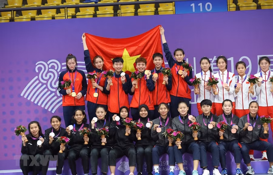 Đội tuyển Cầu mây 4 người Nữ Việt Nam trên bục huy chương cùng Đội tuyển Indonesia, Lào và đội tuyển Trung Quốc. (Ảnh: Hoàng Linh/TTXVN)