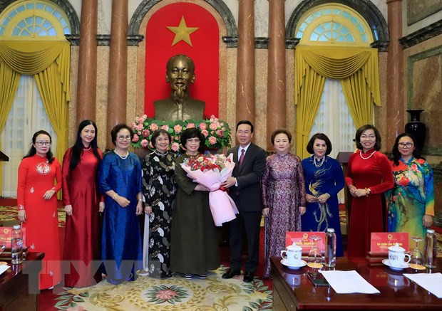 Chủ tịch nước Võ Văn Thưởng tặng hoa chúc mừng Hiệp hội Doanh nhân Nữ Việt Nam. (Ảnh: Thống Nhất/TTXVN) Chủ tịch nước Võ Văn Thưởng tặng hoa chúc mừng Hiệp hội Doanh nhân Nữ Việt Nam. (Ảnh: Thống Nhất/TTXVN)