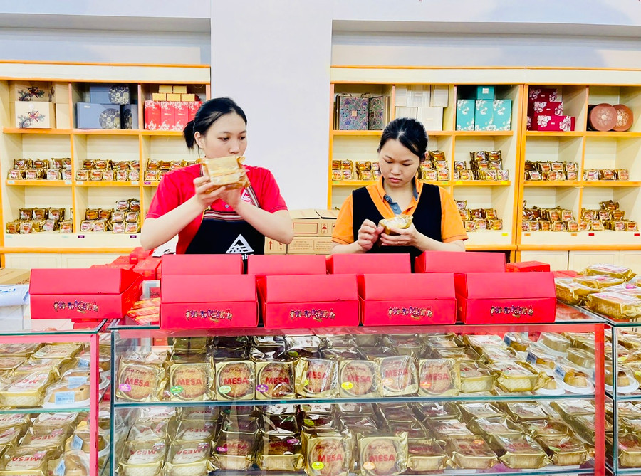 Người tiêu dùng cần chú ý quan sát, chọn mua bánh Trung thu tại các cơ sở uy tín, đảm bảo an toàn thực phẩm. Ảnh: Như Ý Người tiêu dùng cần chú ý quan sát, chọn mua bánh Trung thu tại các cơ sở uy tín, đảm bảo an toàn thực phẩm. Ảnh: Như Ý