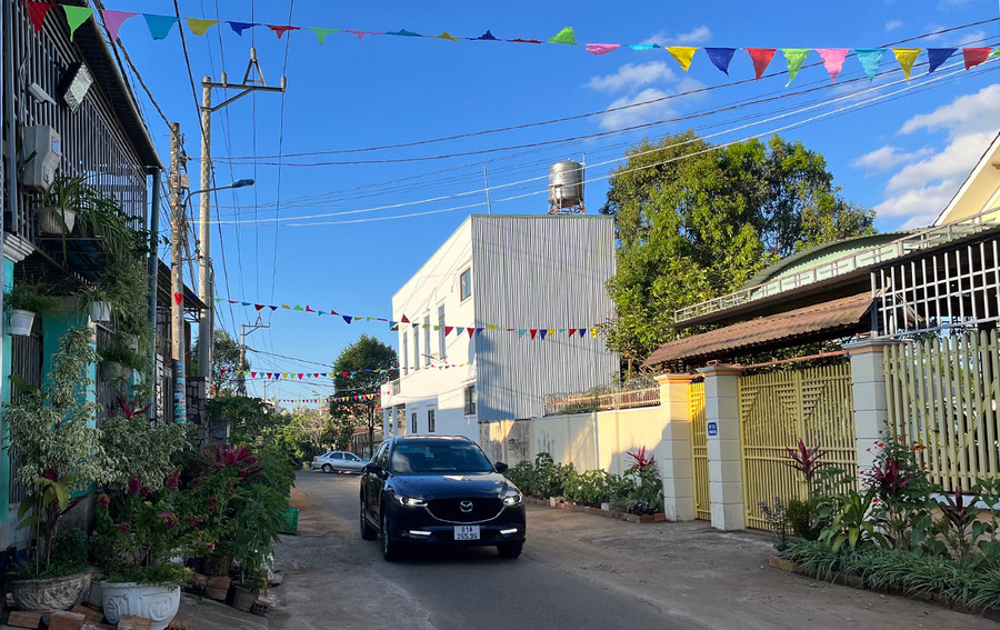 Hai bên đường được người dân trồng hoa, quét dọn sạch sẽ, đẹp mắt. Ảnh: Phương Vi Hai bên đường được người dân trồng hoa, quét dọn sạch sẽ, đẹp mắt. Ảnh: Phương Vi