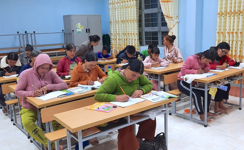 Một lớp học xóa mù chữ vào ban đêm ở TP. Pleiku. Ảnh: Mộc Trà