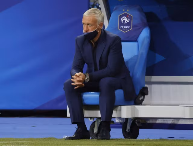 HLV Didier Deschamps cũng bị virus tấn công