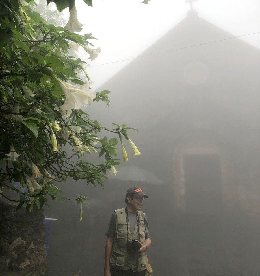 Vào ngày sương dày, tháp chuông, mái đổ, tường rêu, ô cửa vòm tạo cho nhà thờ nét cổ kính. Ảnh: Tạ Ngọc Điệp