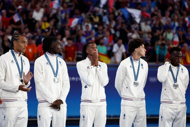 ... nhưng phải nhận thất bại trước lối chơi tấn công mạnh mẽ của đội khách