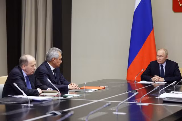 Tổng thống Vladimir Putin họp về vụ xâm nhập vùng Kursk của Ukraine. Ảnh: Reuters