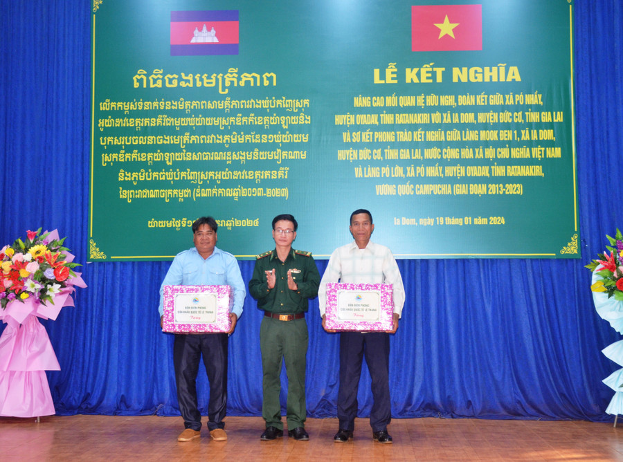 Bộ đội Biên phòng tỉnh Gia Lai tặng quà cho người dân làng Pó Lớn. Ảnh: V.H Bộ đội Biên phòng tỉnh Gia Lai tặng quà cho người dân làng Pó Lớn. Ảnh: V.H