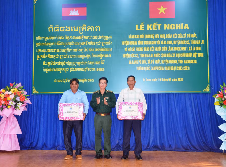 Bộ đội Biên phòng tỉnh Gia Lai tặng quà cho người dân làng Pó Lớn. Ảnh: V.H