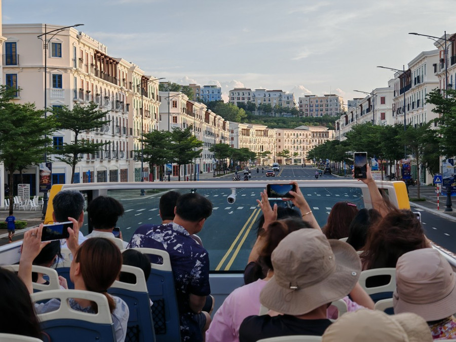 Xe bus 2 tầng mới ra mắt tại Thị trấn Hoàng Hôn, bổ sung trải nghiệm hấp dẫn cho du khách khi đến Phú Quốc