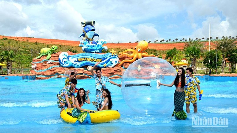 Du khách trải nghiệm không gian biển trong Công viên nước Wonderland Water Park Du khách trải nghiệm không gian biển trong Công viên nước Wonderland Water Park