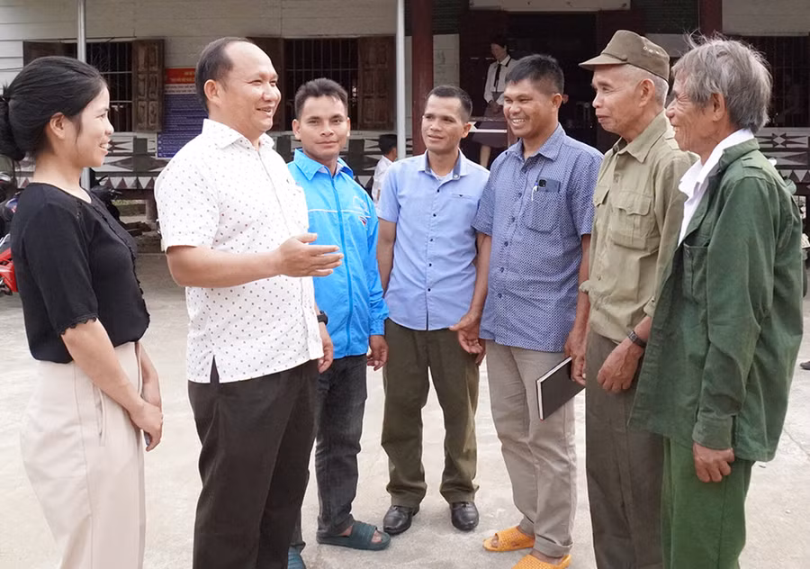 Phó Bí thư Tỉnh ủy Rah Lan Chung (thứ 2 từ trái sang) trò chuyện với cán bộ, người dân làng Srắt, xã Sơn Lang, huyện Kbang. Ảnh: Đức Thụy