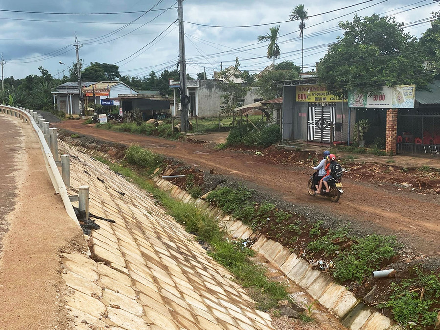 Theo người dân thôn 1 (xã Tân Bình, huyện Đak Đoa), dù mặt bằng được bàn giao từ tháng 5-2024 nhưng đến nay vẫn chưa được đổ bê tông đường gom dân sinh gây khó khăn trong việc sinh hoạt, đi lại. Ảnh: Nguyễn Hưng Theo người dân thôn 1 (xã Tân Bình, huyện Đak Đoa), dù mặt bằng được bàn giao từ tháng 5-2024 nhưng đến nay vẫn chưa được đổ bê tông đường gom dân sinh gây khó khăn trong việc sinh hoạt, đi lại. Ảnh: Nguyễn Hưng