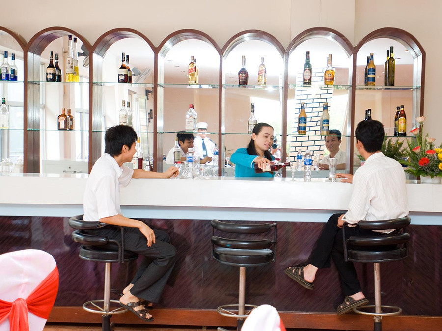 Dịch vụ quầy bar tại khách sạn Pleiku phục vụ nhu cầu khách trong và ngoài nước. Ảnh: Huy Tịnh