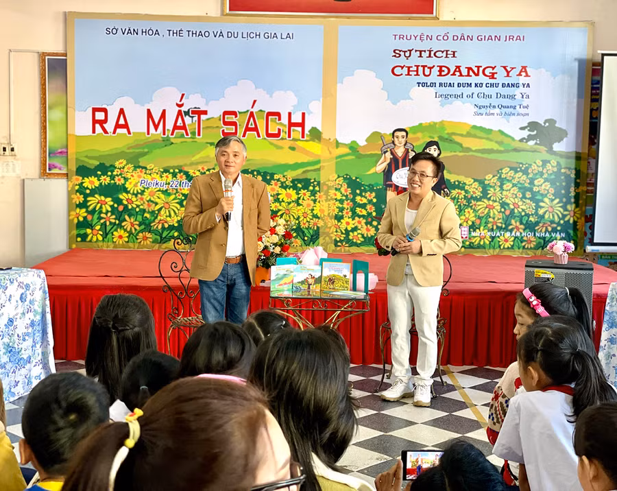 Thạc sĩ Nguyễn Quang Tuệ (trái) giao lưu cùng bạn đọc tại buổi ra mắt sách “Sự tích Chư Đang Ya”. Ảnh: Lam Nguyên