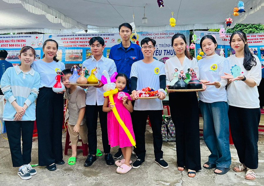 Câu lạc bộ Kỹ năng sống thuộc Trường Cao đẳng Gia Lai tham gia liên hoan để học hỏi kinh nghiệm trong hoạt động tình nguyện. Ảnh: P.L