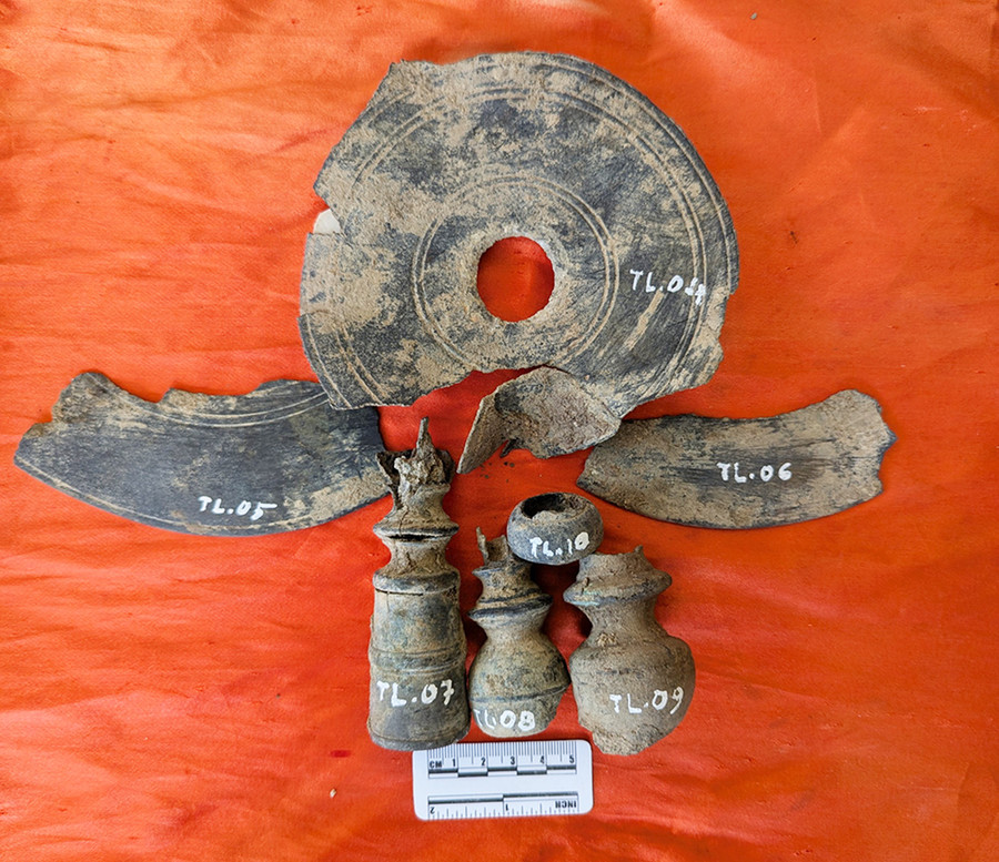 Phần còn lại của một chân đèn thờ bằng đồng từng được cư dân Tân Lập sử dụng. Ảnh: N.Q.T Phần còn lại của một chân đèn thờ bằng đồng từng được cư dân Tân Lập sử dụng. Ảnh: N.Q.T