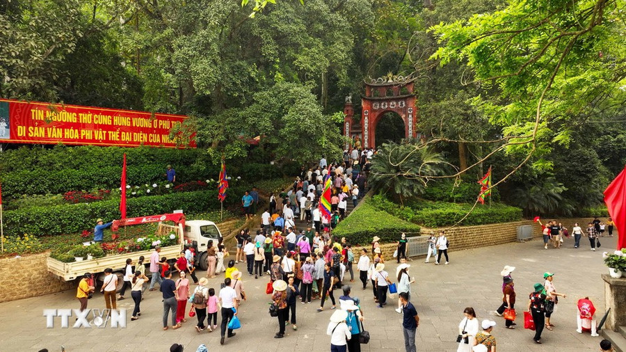 Đông đảo du khách về với lễ hội Đền Hùng năm 2024. (Ảnh: TTXVN) Đông đảo du khách về với lễ hội Đền Hùng năm 2024. (Ảnh: TTXVN)