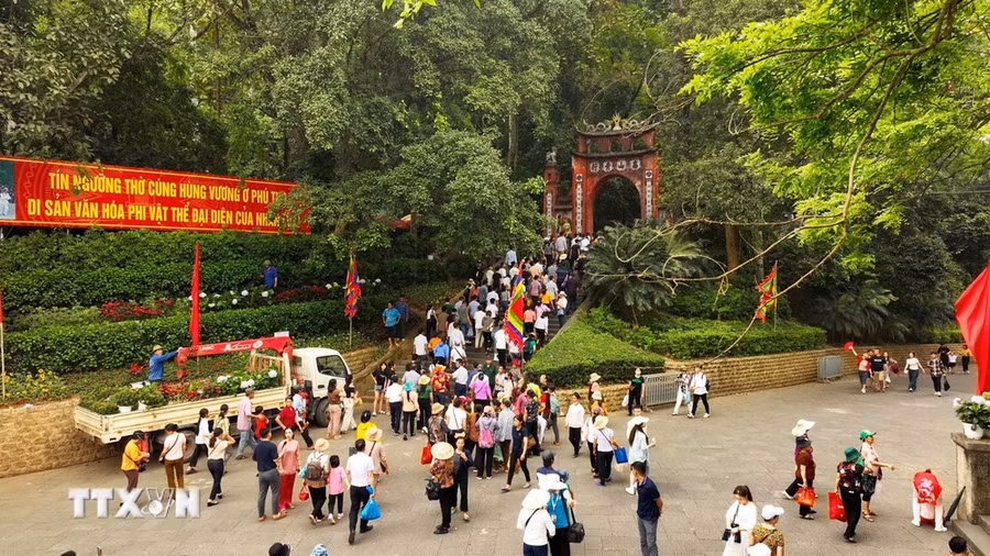 Đông đảo du khách về với lễ hội Đền Hùng năm 2024. (Ảnh: TTXVN)