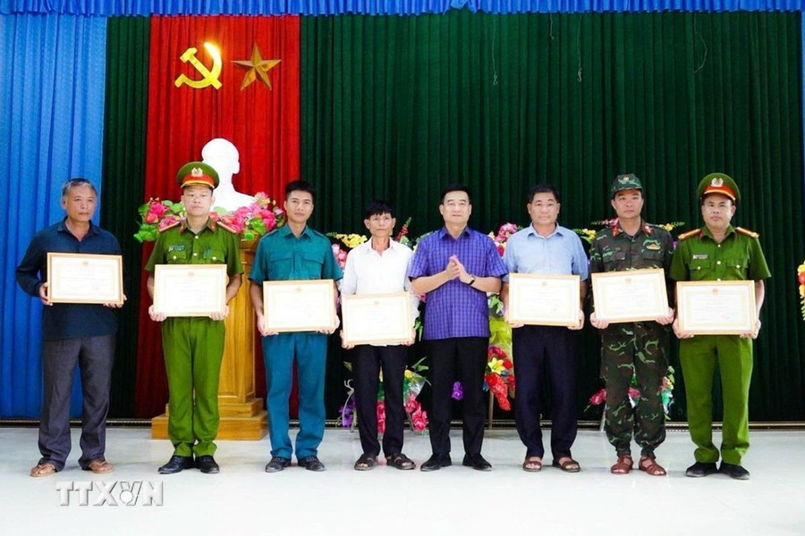 UBND huyện Văn Yên (Yên Bái) khen thưởng 6 tập thể và 1 cá nhân trong việc tìm kiếm cháu bé đi lạc trong rừng. (Ảnh: TTXVN phát)