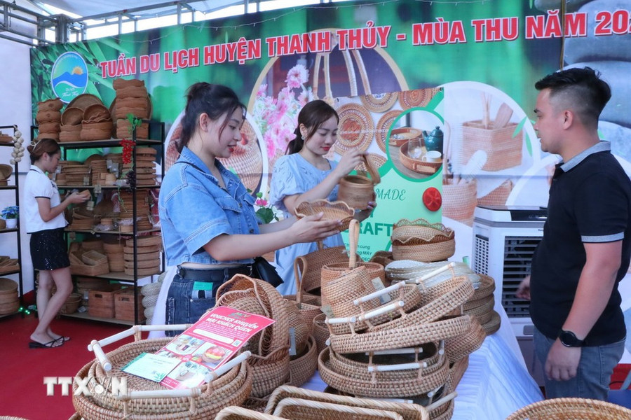 Tuần Du lịch Thanh Thủy - Mùa Thu năm 2023 có khoảng hơn 30 gian hàng trưng bày và bán sản phẩm du lịch, sản vật, nông sản. (Ảnh: Tạ Toàn/TTXVN) Tuần Du lịch Thanh Thủy - Mùa Thu năm 2023 có khoảng hơn 30 gian hàng trưng bày và bán sản phẩm du lịch, sản vật, nông sản. (Ảnh: Tạ Toàn/TTXVN)