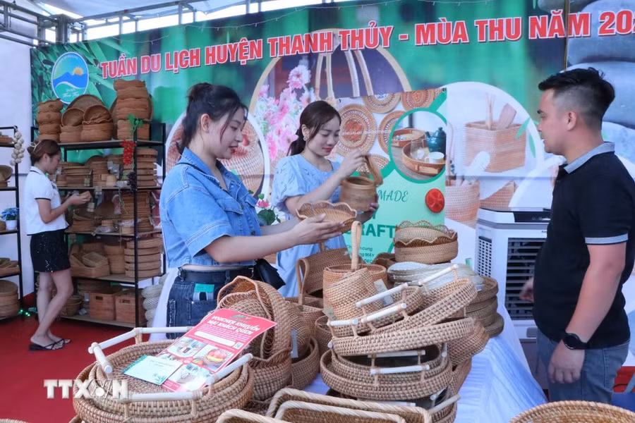 Tuần Du lịch Thanh Thủy - Mùa Thu năm 2023 có khoảng hơn 30 gian hàng trưng bày và bán sản phẩm du lịch, sản vật, nông sản. (Ảnh: Tạ Toàn/TTXVN)