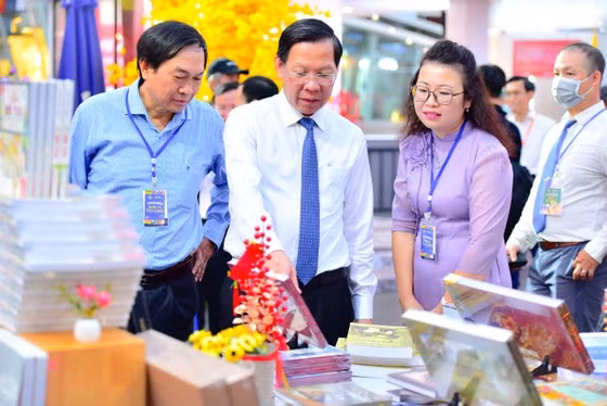 Đại biểu tham quan các gian hàng tại Lễ hội Đường sách. Ảnh: DŨNG PHƯƠNG