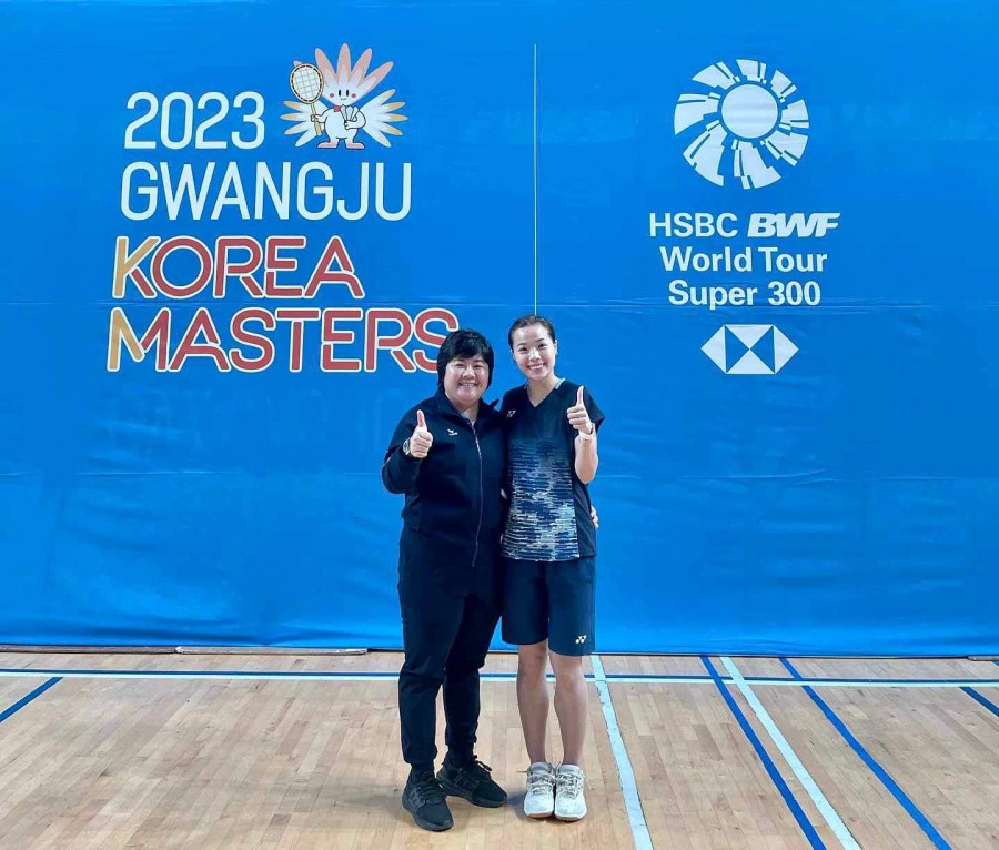 Nguyễn Thùy Linh (phải) có HLV đơn vị Đồng Nai đi cùng hỗ trợ tại giải Hàn Quốc Masters 2023. Ảnh: NVCC