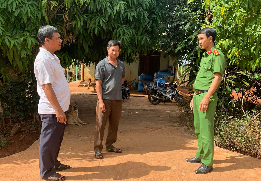 Thành viên mô hình “Liên kết các nhóm họ làng Trol Đeng đảm bảo về an ninh trật tự” trao đổi công việc với cán bộ Công an thị trấn Chư Ty. Ảnh: R.H