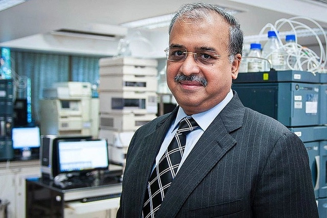 Tỉ phú Dilip Shanghvi - nhà sáng lập tập đoàn dược phẩm Sun Pharmaceuticals Industries Limited (Sun Pharma). Tỉ phú Dilip Shanghvi - nhà sáng lập tập đoàn dược phẩm Sun Pharmaceuticals Industries Limited (Sun Pharma).