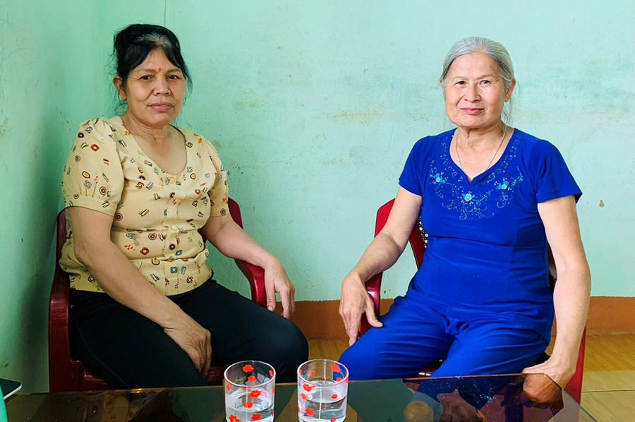 Bà Trịnh Thị Thanh Loan (67 tuổi, tổ 1, phường Trà Bá; bìa phải) đã tự nguyện hiến 209,4 m2 đất để giúp hộ nghèo. Ảnh: Anh Huy