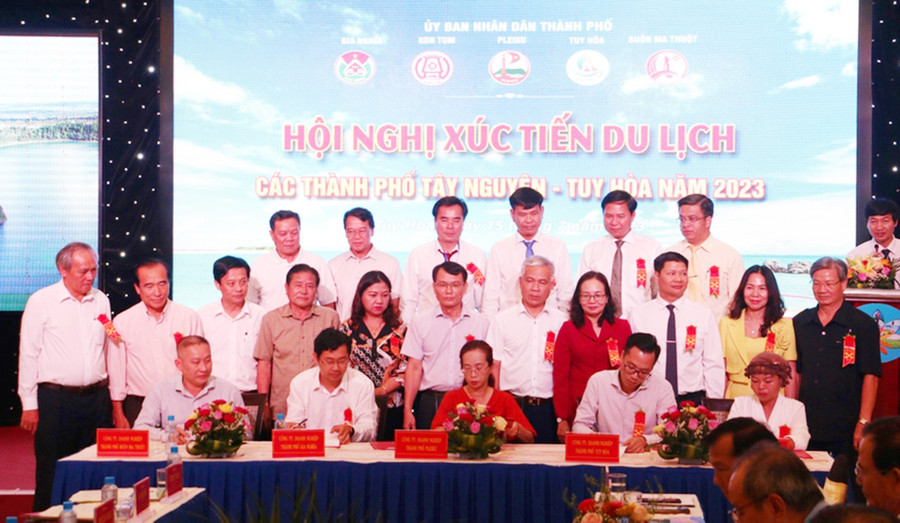 Lãnh đạo 5 thành phố: Pleiku, Kon Tum, Buôn Ma Thuột, Gia Nghĩa và Tuy Hòa ký kết hợp tác phát triển du lịch. Ảnh: Q.T Lãnh đạo 5 thành phố: Pleiku, Kon Tum, Buôn Ma Thuột, Gia Nghĩa và Tuy Hòa ký kết hợp tác phát triển du lịch. Ảnh: Q.T