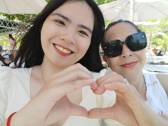 Anh Ngân và Kiều Anh cảm thấy may mắn vì còn có mẹ. Ảnh: NVCC