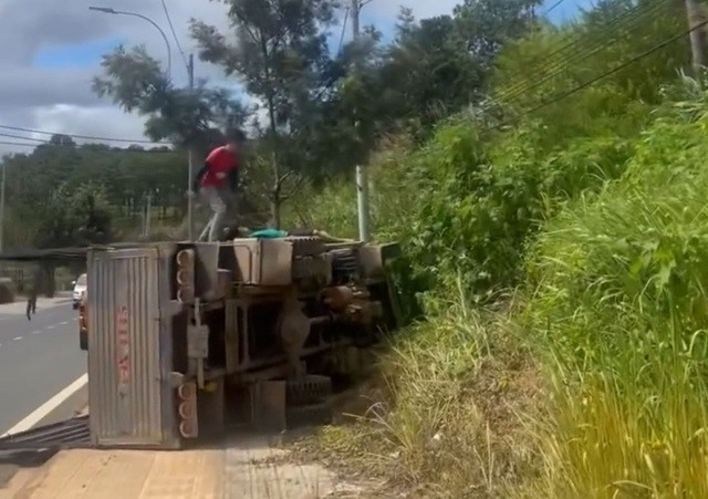 Hiện trường xe tải bị lật sau khi gây tai nạn liên hoàn. Ảnh: LÂM VIÊN