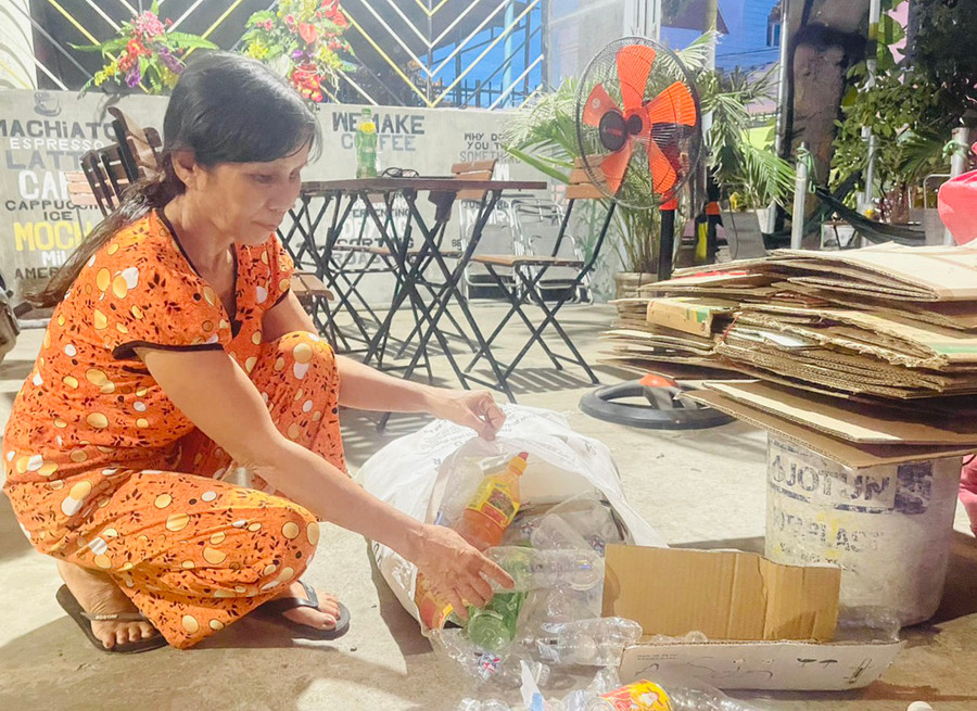 Bà Lê Thị Ngọc Trinh (Chi hội trưởng Chi hội nông dân tổ 2, phường Cheo Reo, thị xã Ayun Pa) phân loại rác thải thu gom được. Ảnh: Vũ Chi