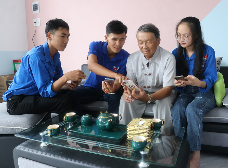 Đoàn viên, thanh niên phường An Bình hướng dẫn người dân cách tham gia nhóm Zalo của tổ dân phố. Ảnh: N.M Đoàn viên, thanh niên phường An Bình hướng dẫn người dân cách tham gia nhóm Zalo của tổ dân phố. Ảnh: N.M