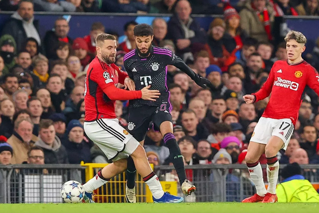 Mazraoui trong màu áo Bayern Munich đối đầu cùng Man United ở Champions League Mazraoui trong màu áo Bayern Munich đối đầu cùng Man United ở Champions League