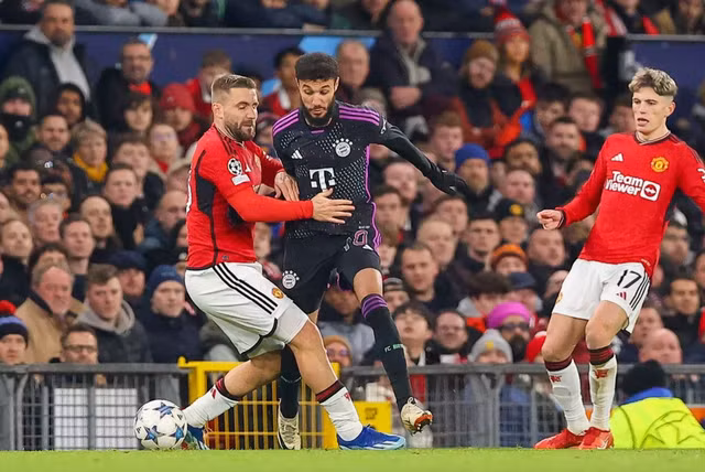 Mazraoui trong màu áo Bayern Munich đối đầu cùng Man United ở Champions League