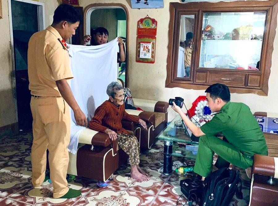 Cán bộ Công an xã Xuân An đến tận nhà làm thủ tục cấp CCCD cho bà Trần Thị Trầm (ảnh Công an xã Xuân An cung cấp).