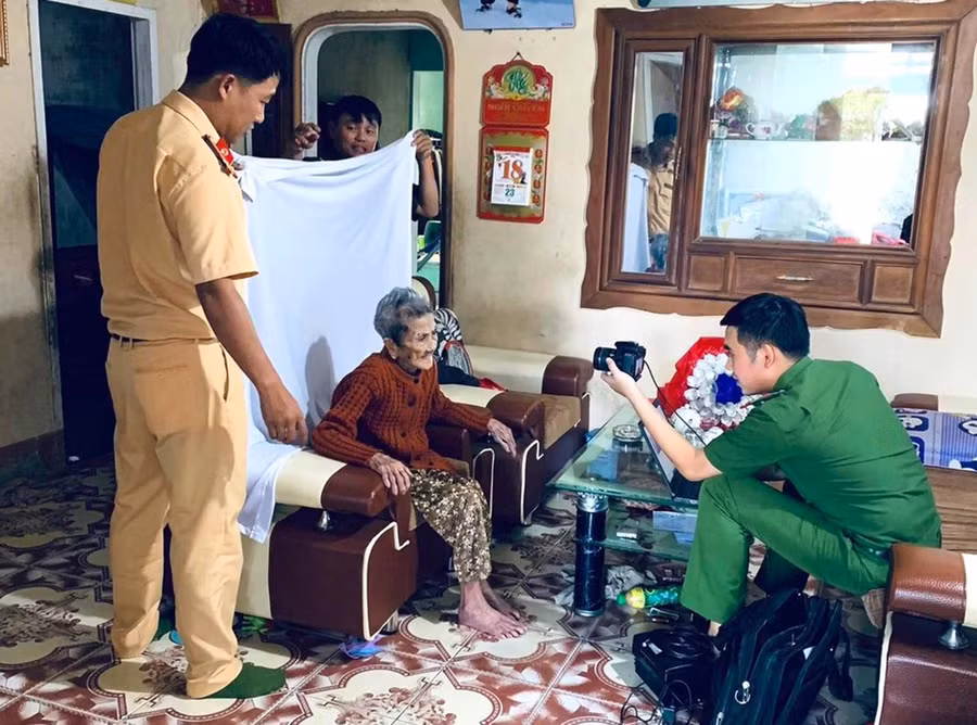 Cán bộ Công an xã Xuân An đến tận nhà làm thủ tục cấp CCCD cho bà Trần Thị Trầm (ảnh Công an xã Xuân An cung cấp).