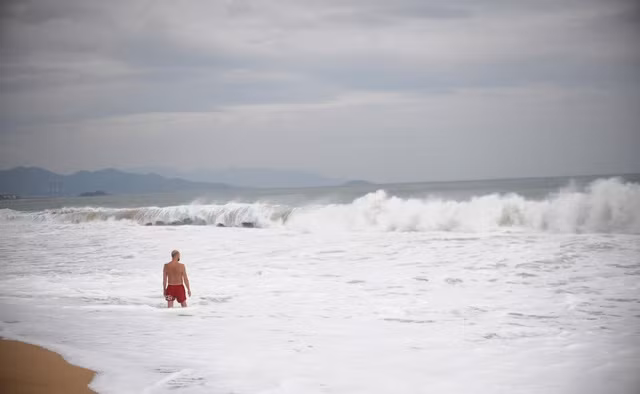 Những tháng cuối năm biển Nha Trang có sóng lớn rất nguy hiểm đối với những người tắm biển. Ảnh: T.N