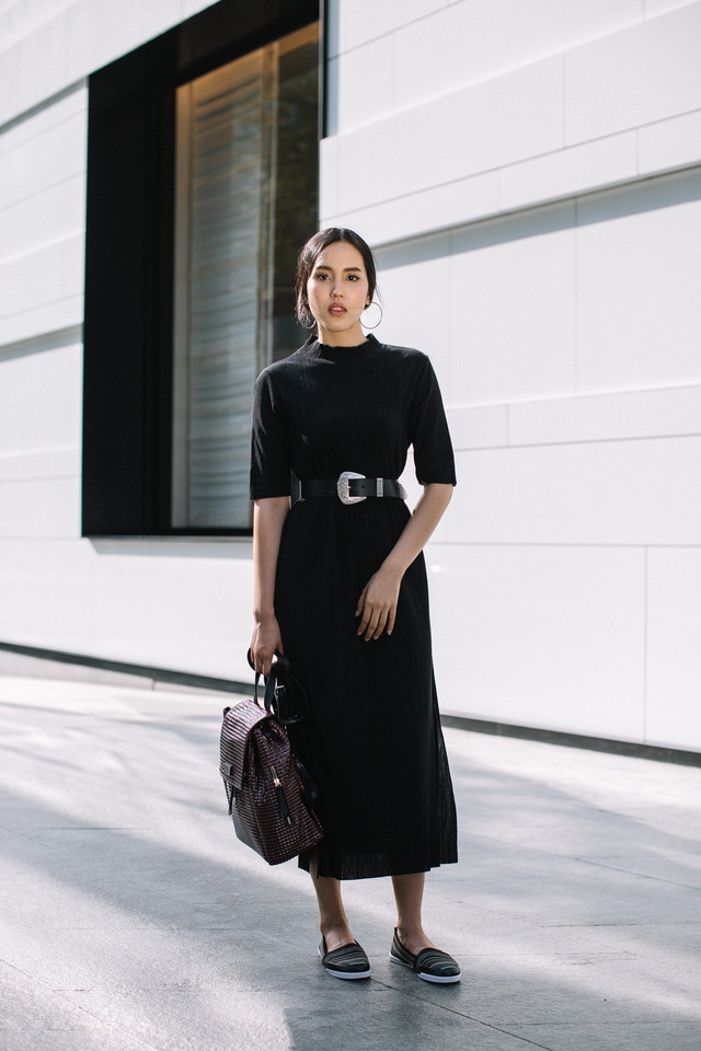 Chiếc váy dài tông màu đen cơ bản, là màu chiếm được cảm tình của nhiều người vì có thể mặc trong hầu hết mọi hoàn cảnh. Ảnh lookbook Chiếc váy dài tông màu đen cơ bản, là màu chiếm được cảm tình của nhiều người vì có thể mặc trong hầu hết mọi hoàn cảnh. Ảnh lookbook