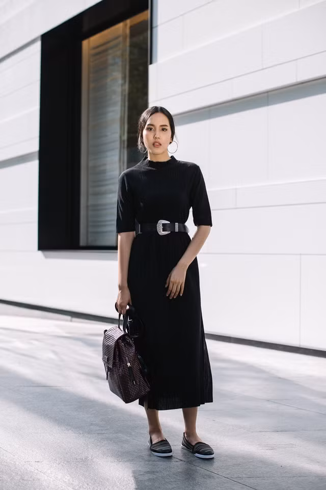Chiếc váy dài tông màu đen cơ bản, là màu chiếm được cảm tình của nhiều người vì có thể mặc trong hầu hết mọi hoàn cảnh. Ảnh lookbook