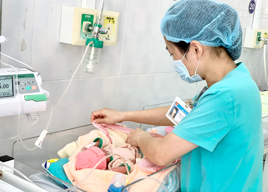 Điều dưỡng viên Khoa Sơ sinh (Bệnh viện Nhi tỉnh) chăm sóc cho trẻ sinh non của một trường hợp tảo hôn. Ảnh: N.N Điều dưỡng viên Khoa Sơ sinh (Bệnh viện Nhi tỉnh) chăm sóc cho trẻ sinh non của một trường hợp tảo hôn. Ảnh: N.N