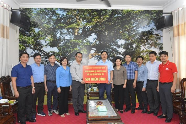 Bộ GD-ĐT và Công đoàn Giáo dục Việt Nam trao hỗ trợ cho Sở GD-ĐT Tuyên Quang