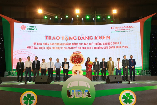 Đại diện UBND TP Đà Nẵng trao tặng bằng khen cho tập thể Trường ĐH Đông Á. Đại diện UBND TP Đà Nẵng trao tặng bằng khen cho tập thể Trường ĐH Đông Á.