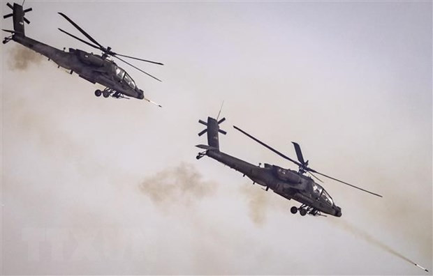 Máy bay AH-64 Apache của quân đội Mỹ tham gia tập trận ngày 30/6/2022. (Ảnh: AFP/TTXVN) Máy bay AH-64 Apache của quân đội Mỹ tham gia tập trận ngày 30/6/2022. (Ảnh: AFP/TTXVN)
