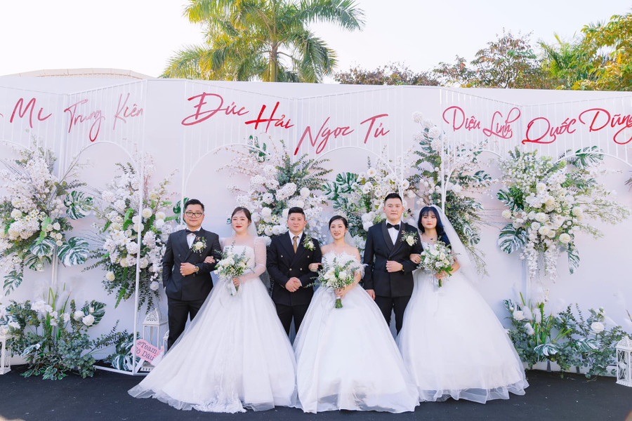 3 anh em ruột đám cưới cùng một ngày: 3 năm chờ đợi và cái kết đẹp - Ảnh 1. Từ trái sang, chị Trang Mi (25 tuổi, em thứ) cùng chồng là anh Trung Kiên; anh Đức Hải (28 tuổi, anh cả) cùng vợ là chị Ngọc Tú; chị Diệu Linh (23 tuổi, em út) cùng chồng là anh Quốc Dũng. ẢNH: GĐCC