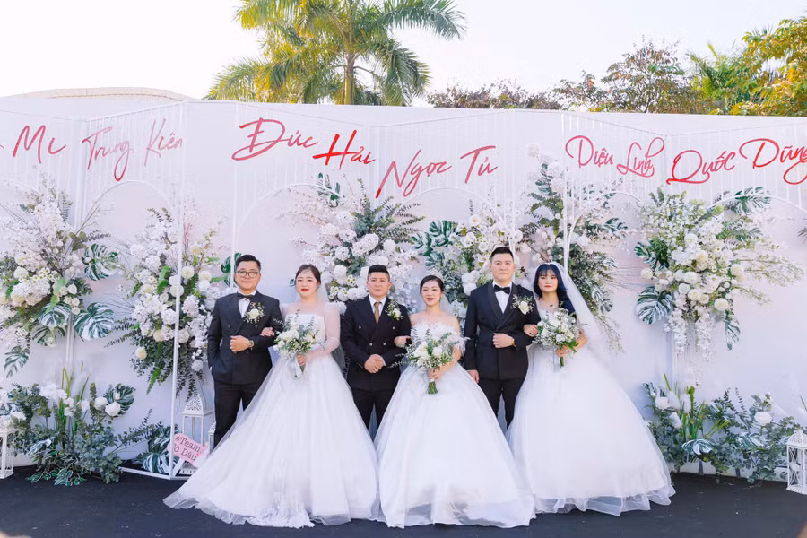 Từ trái sang, chị Trang Mi (25 tuổi, em thứ) cùng chồng là anh Trung Kiên; anh Đức Hải (28 tuổi, anh cả) cùng vợ là chị Ngọc Tú; chị Diệu Linh (23 tuổi, em út) cùng chồng là anh Quốc Dũng. ẢNH: GĐCC